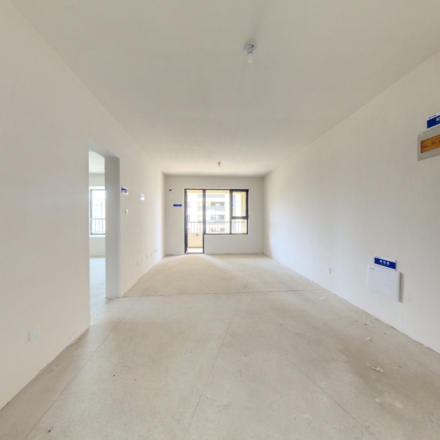 高新区三居双卫，集中供暖，78万带车位，房本在手