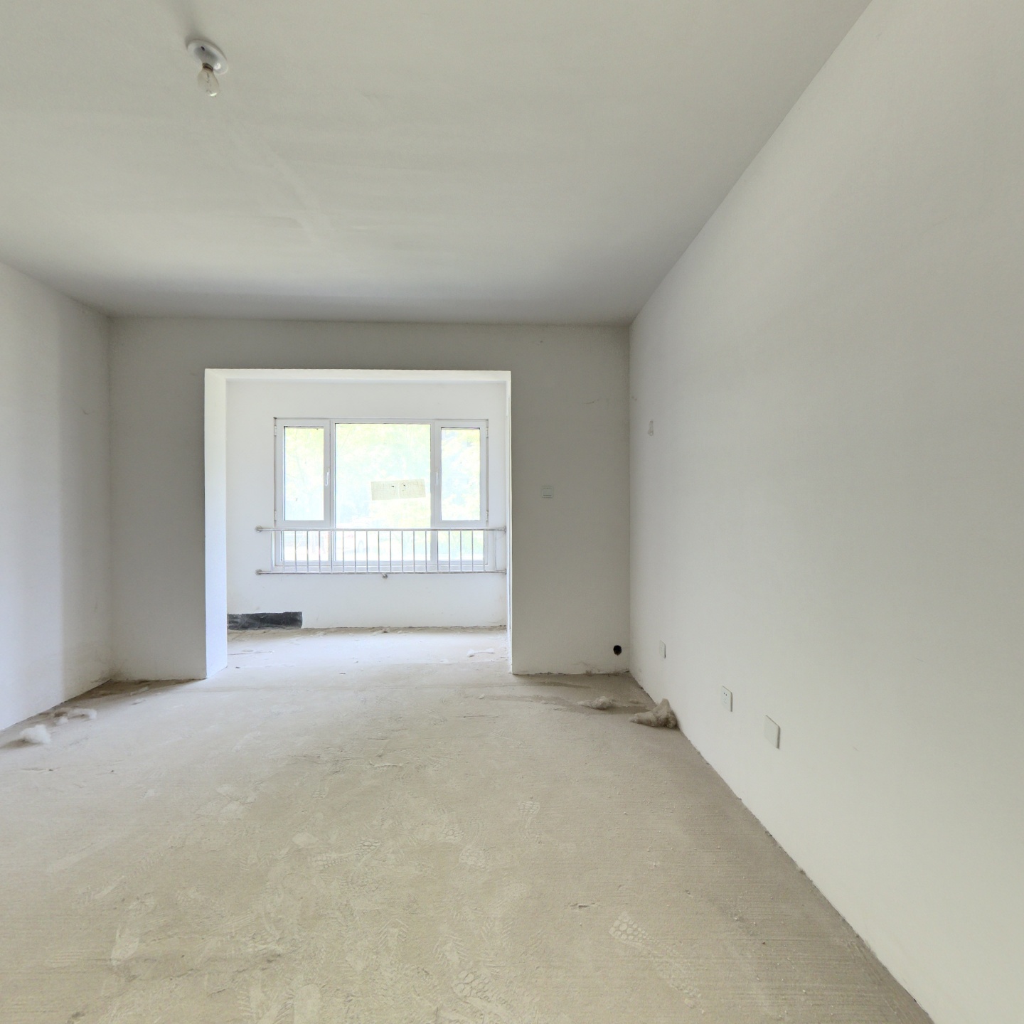 天地新城 南北通透三居 102平58万 满二，看房有钥匙