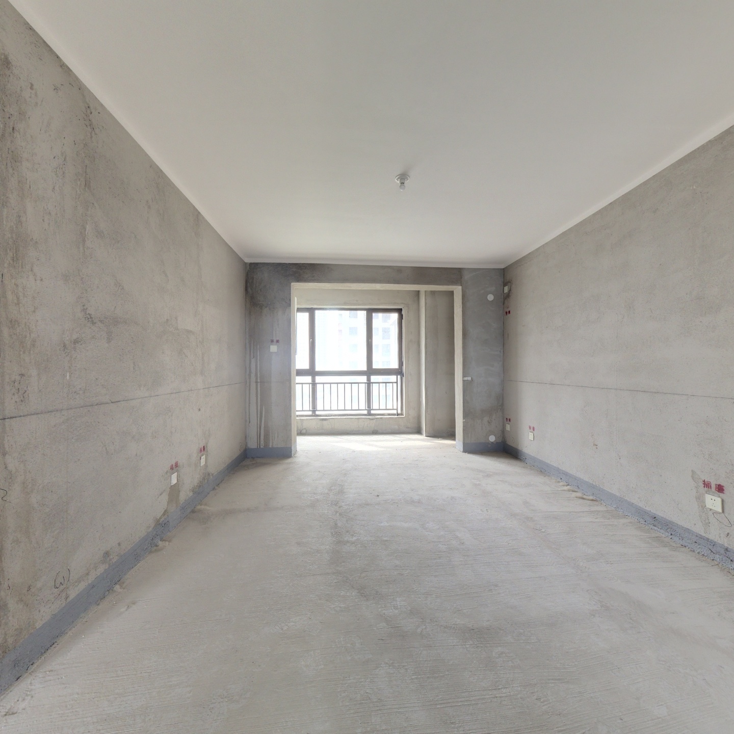 房子南北通透三居，毛坯，随意装修。