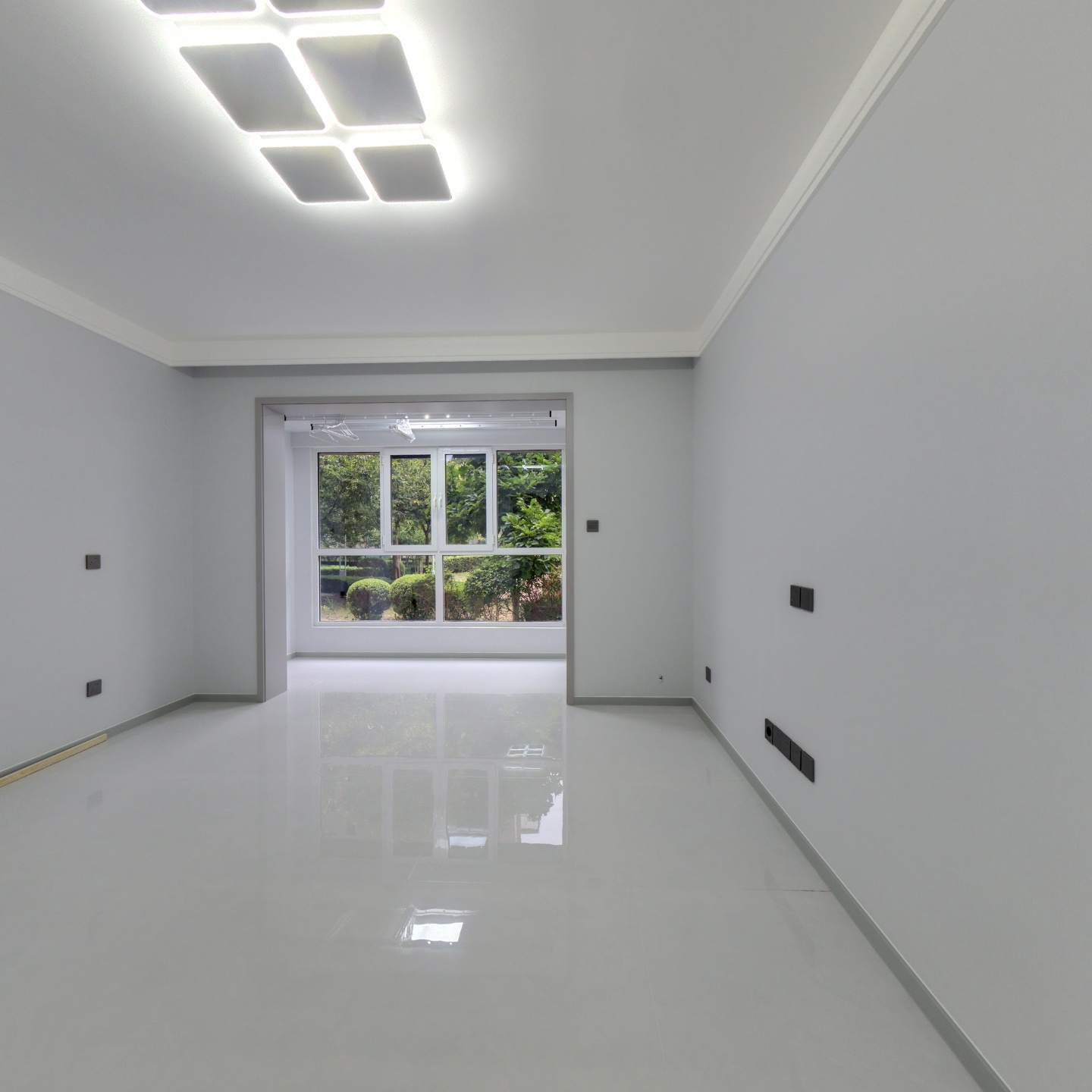 天地新城 南北通透两居室 自住装修 全屋壁布 有钥匙