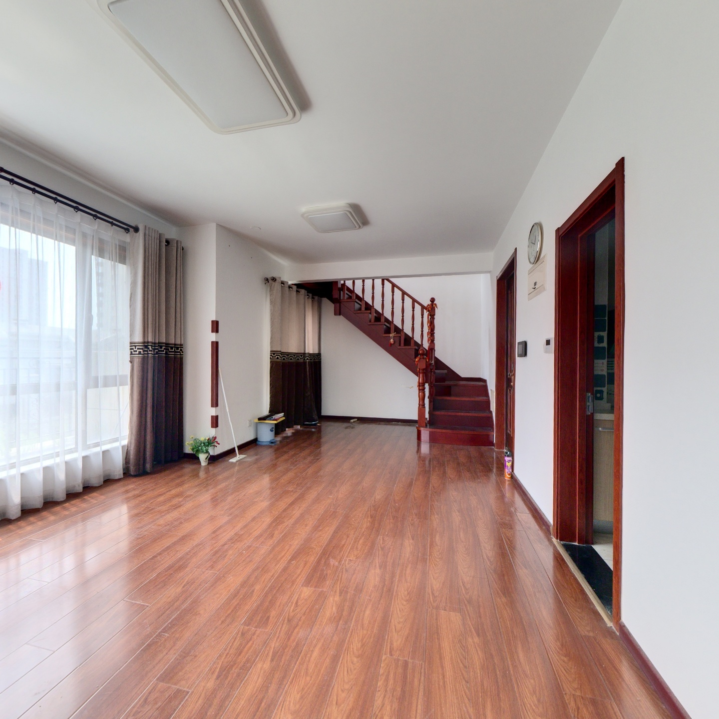 此房精装房  南北通透 全天采光，一梯一户电梯洋房