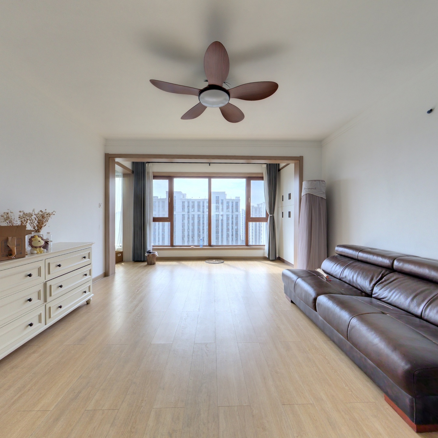 近学 校 风华尚品西区14楼 三室带储藏室 精装修