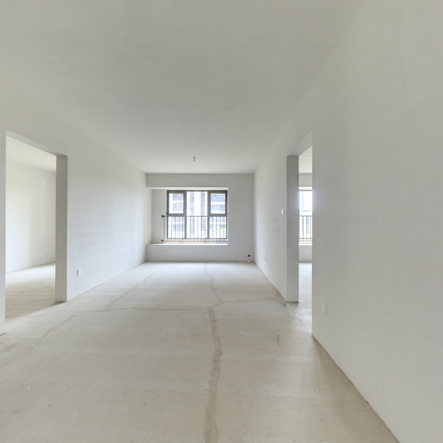 本房是经典的四叶草户型，房本满二南北三通透，双明卫