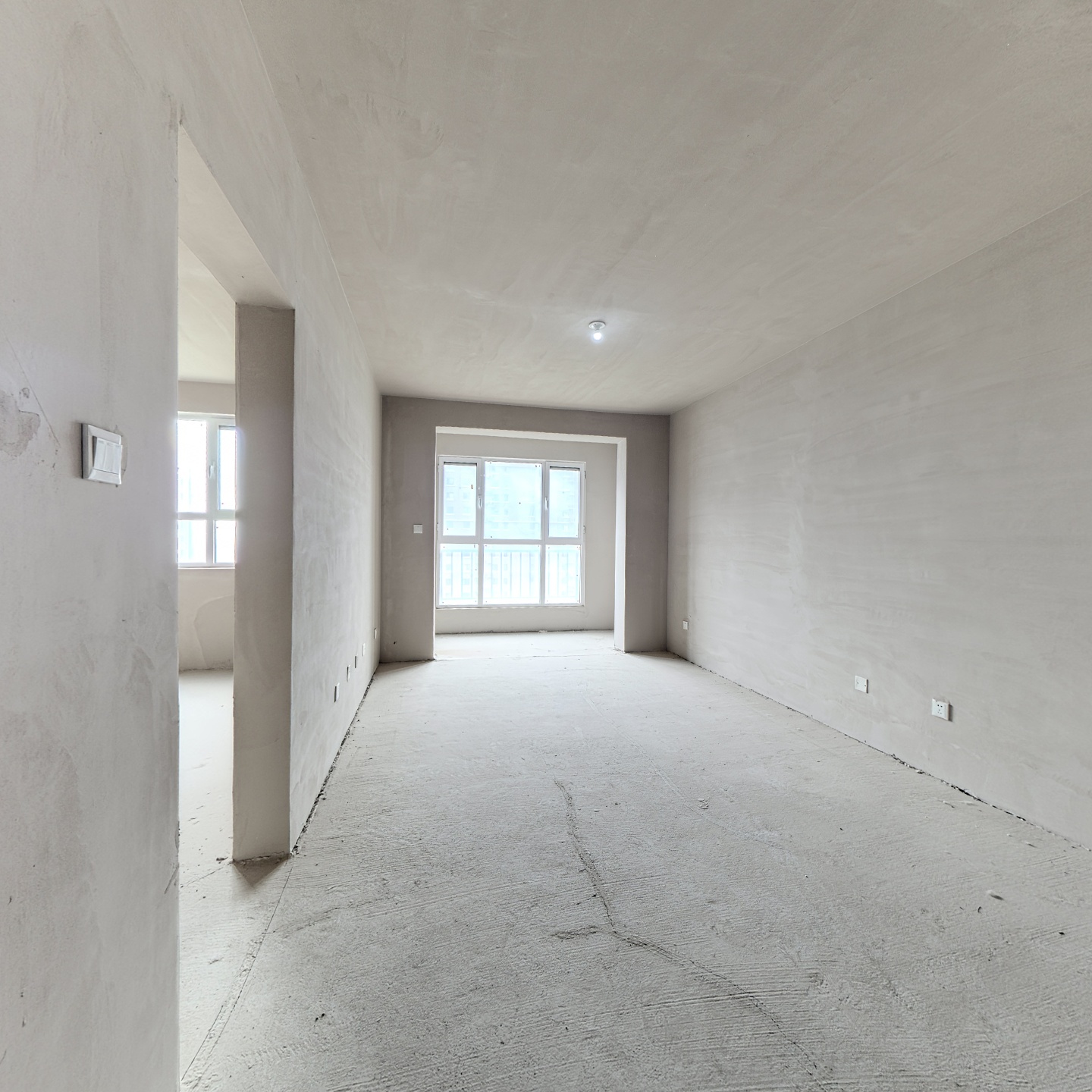 8号楼 中间单元高楼层2居 满二 毛坯 厅带阳台