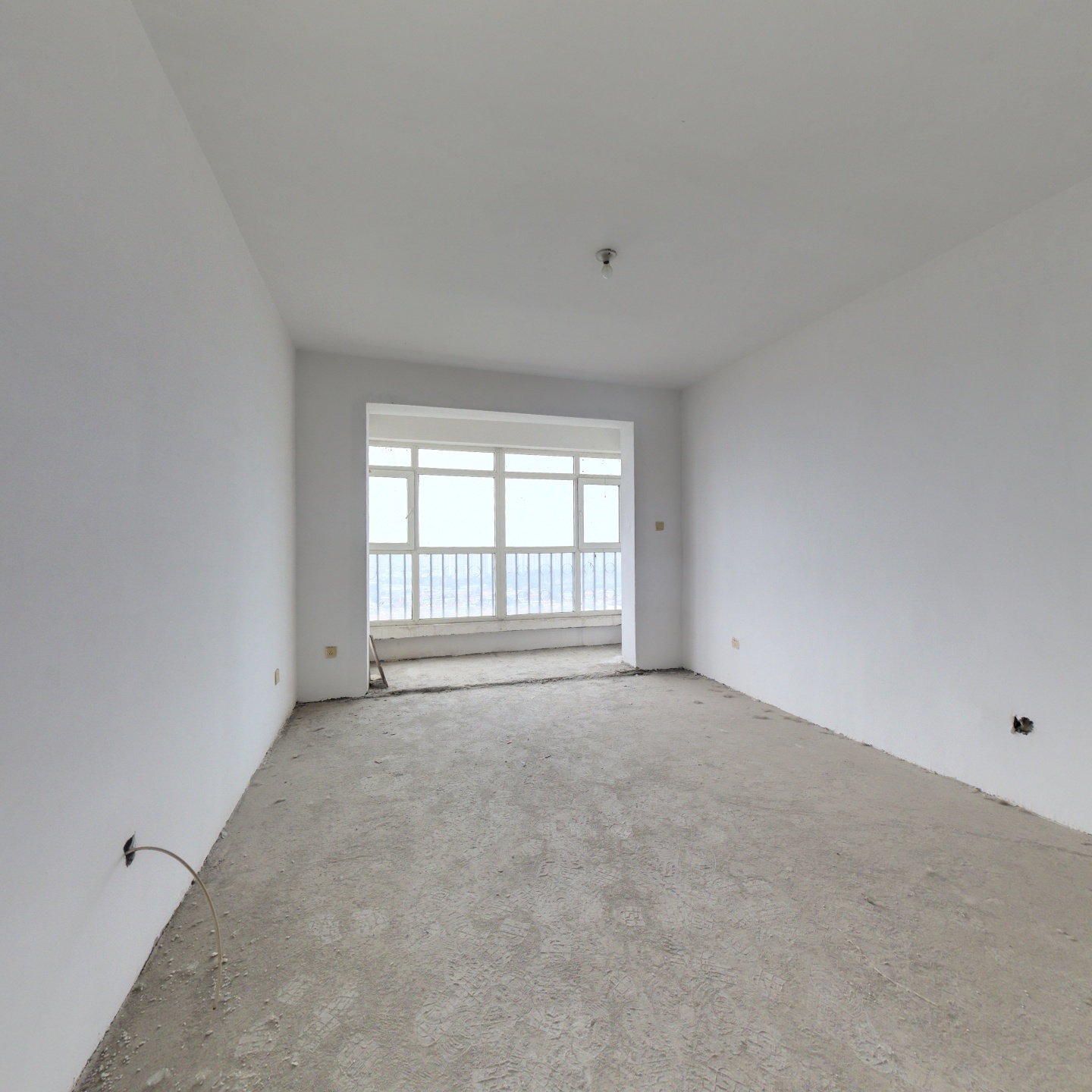 东南高楼层，采光视野好，圆弧大阳台