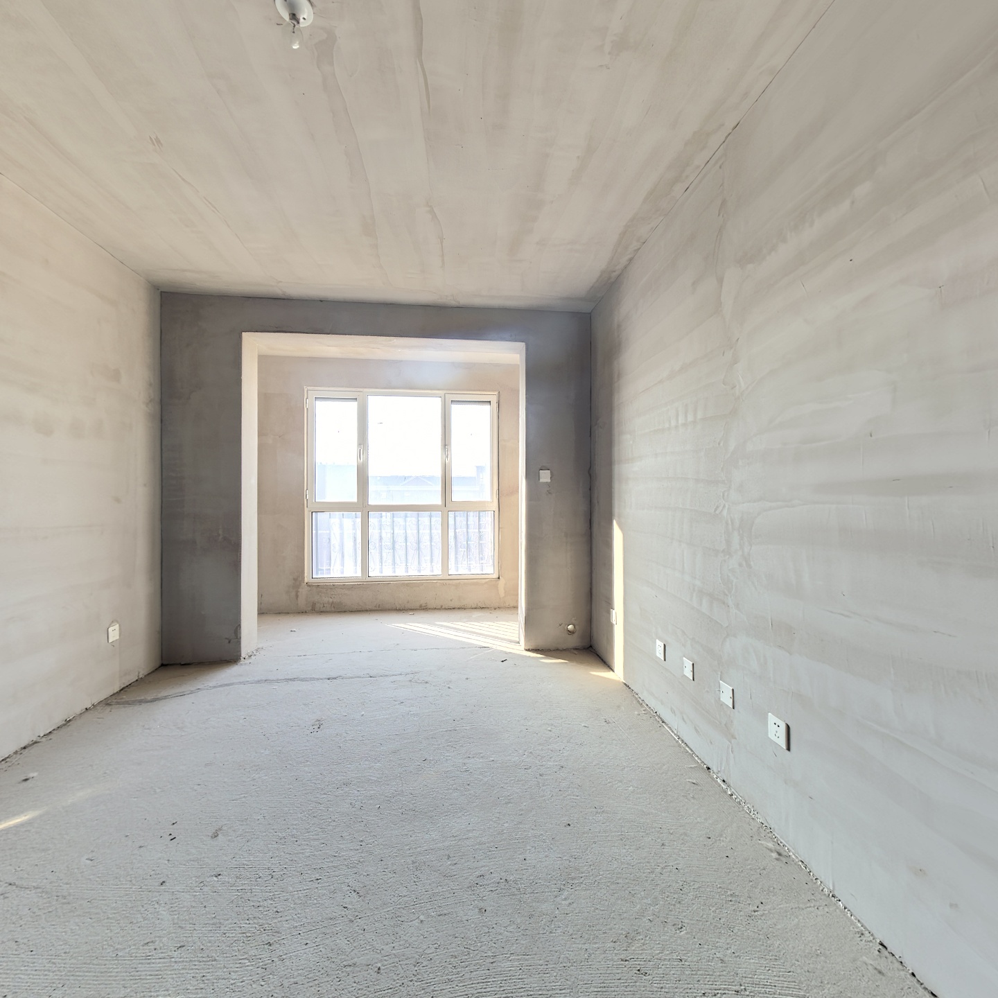 北边是钻石购物广场，影院，小区楼下自带底商