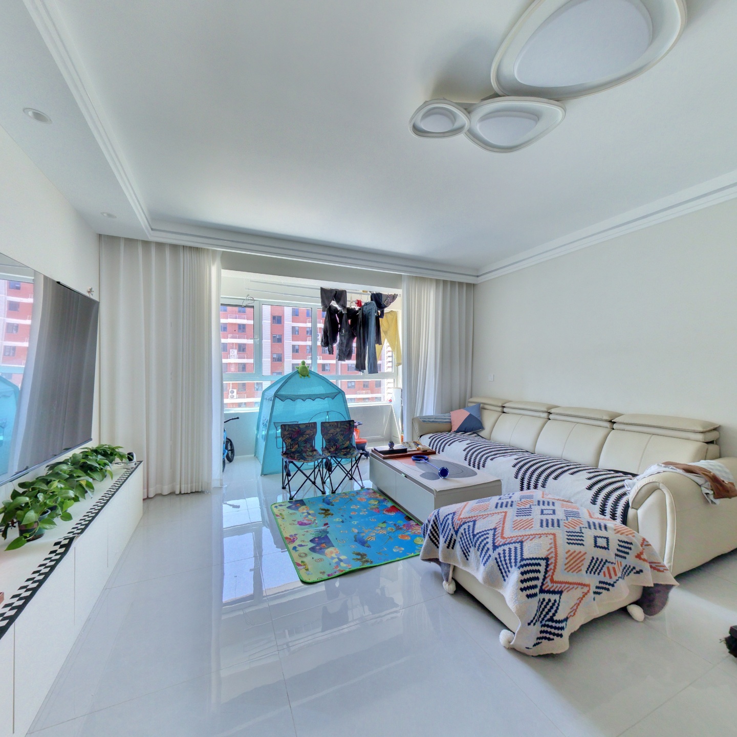 双语，自主标准装修，一梯两户，通透三居双卫，带车位