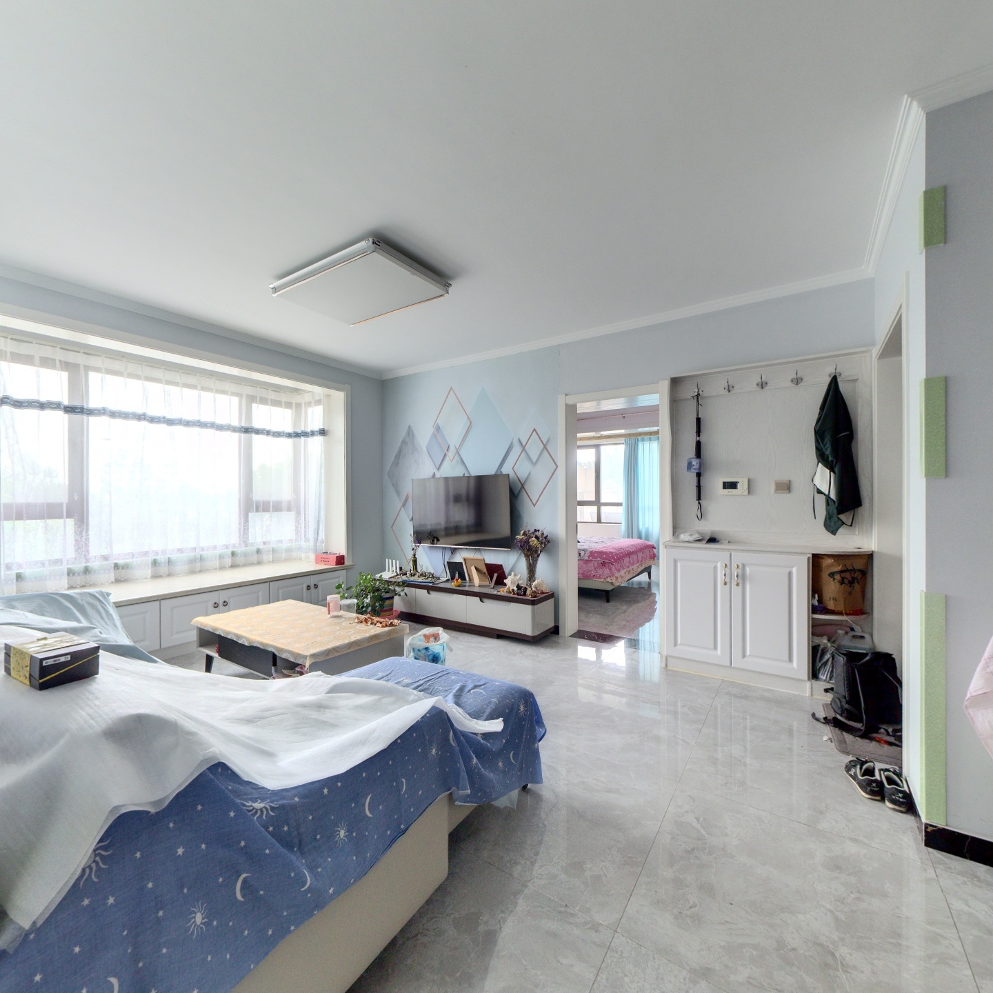 天伦湾小区，集中供暖，环境优美三居室。