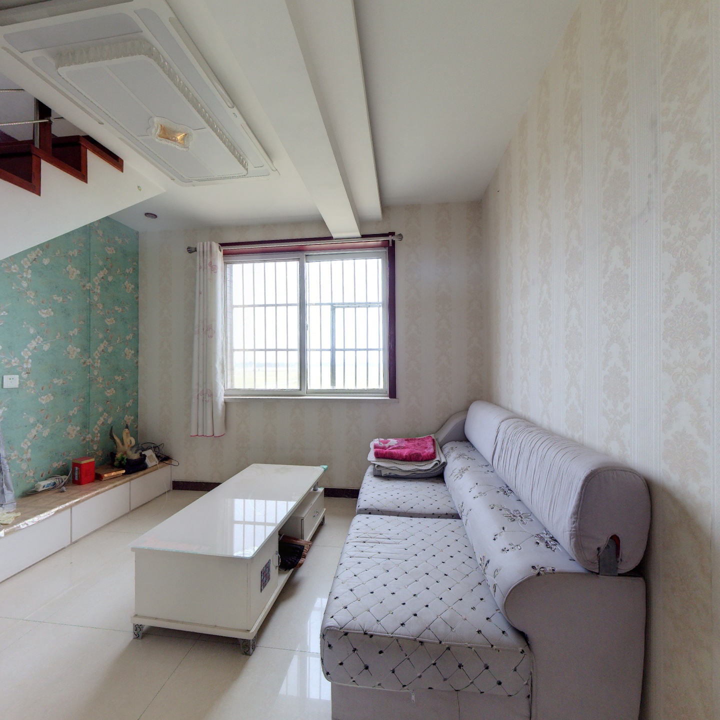 房本满五， 采光好，大跃层，带南北向楼台。