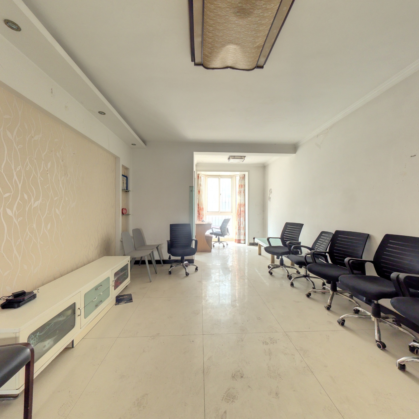 此房是 低楼层 户型方正没有面积浪费 中等装修