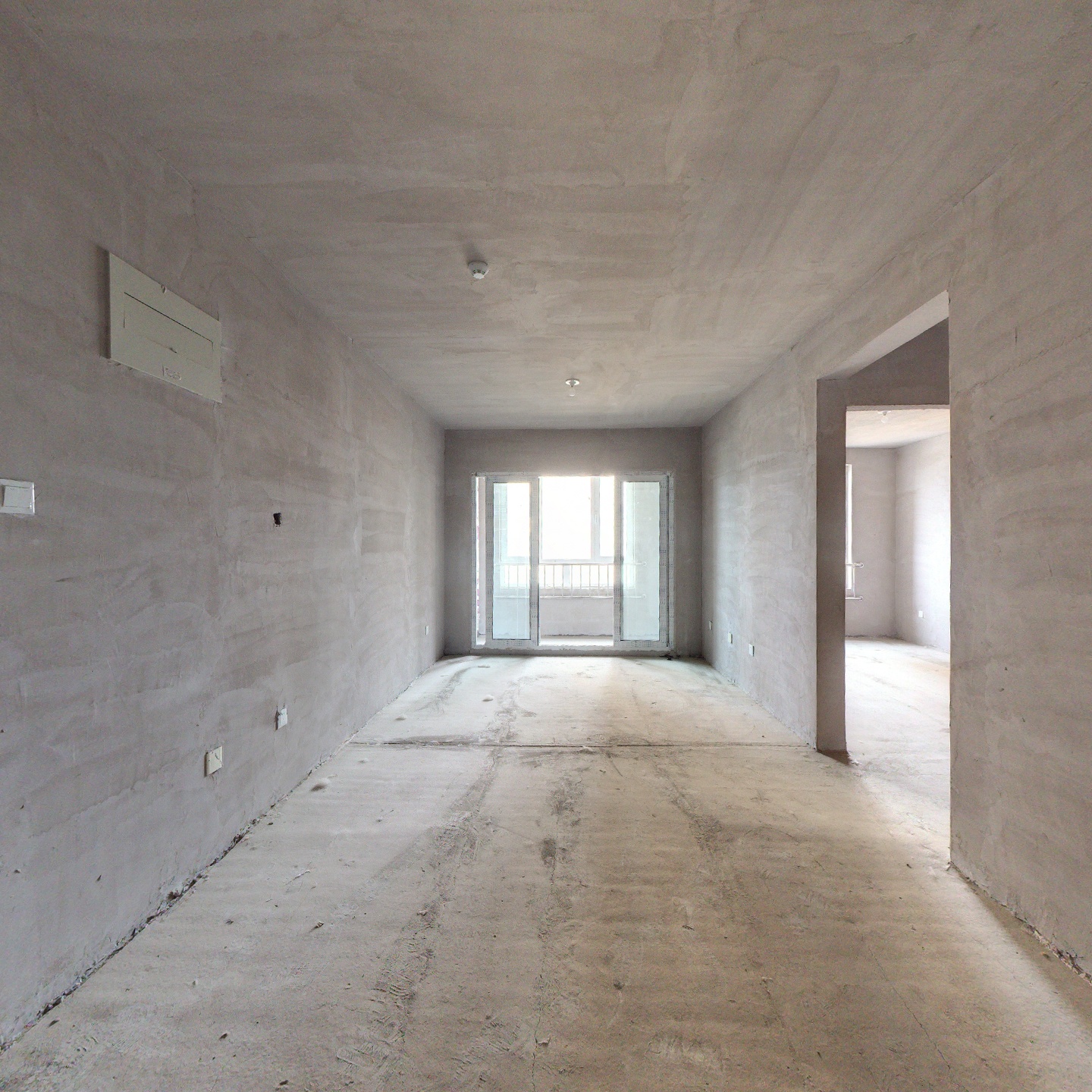 中间好楼层，毛坯可随意装修，前面无遮挡，采光好