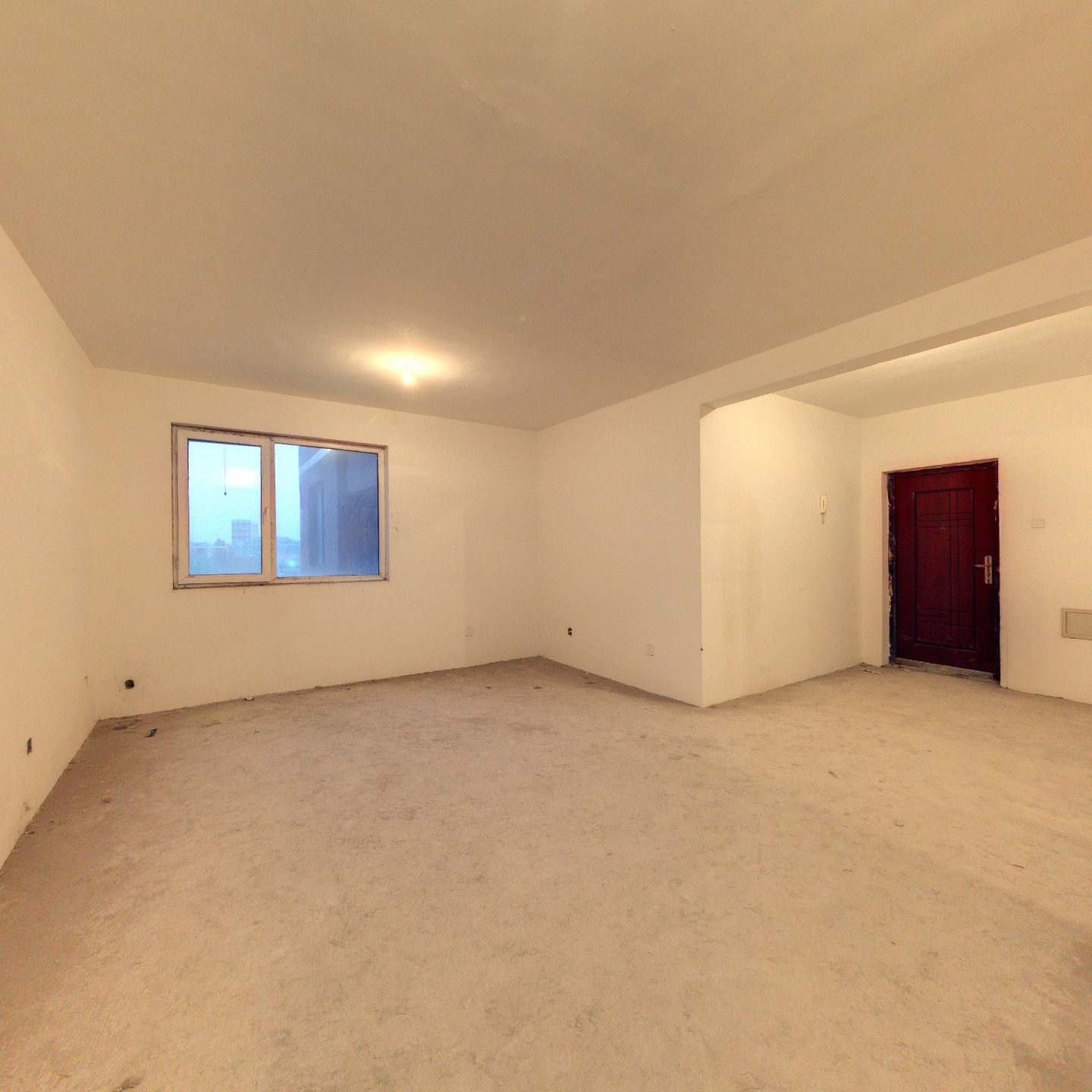 这个房子南北通透，三居室，采光好