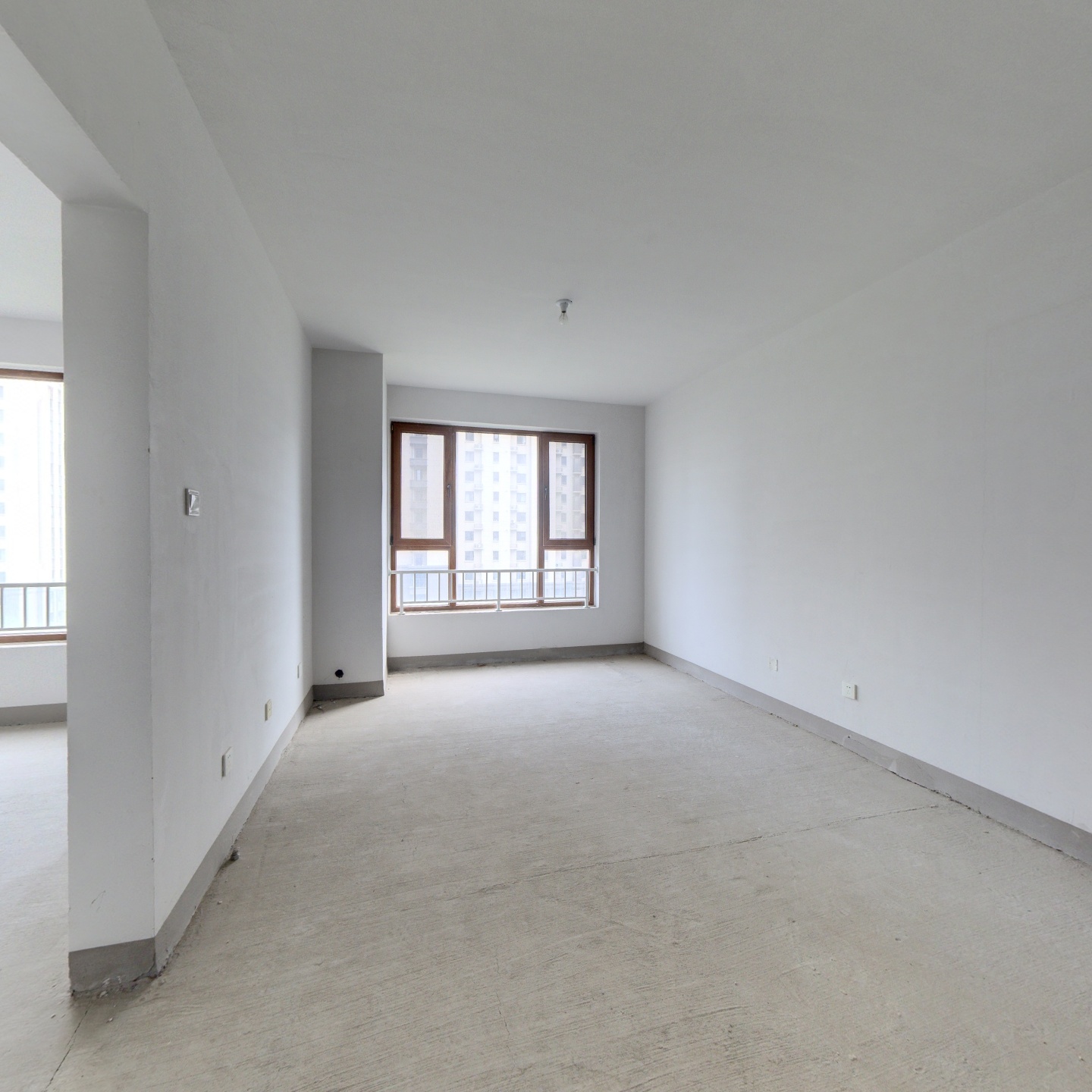 全南两居 房本满二 毛坯 采光好