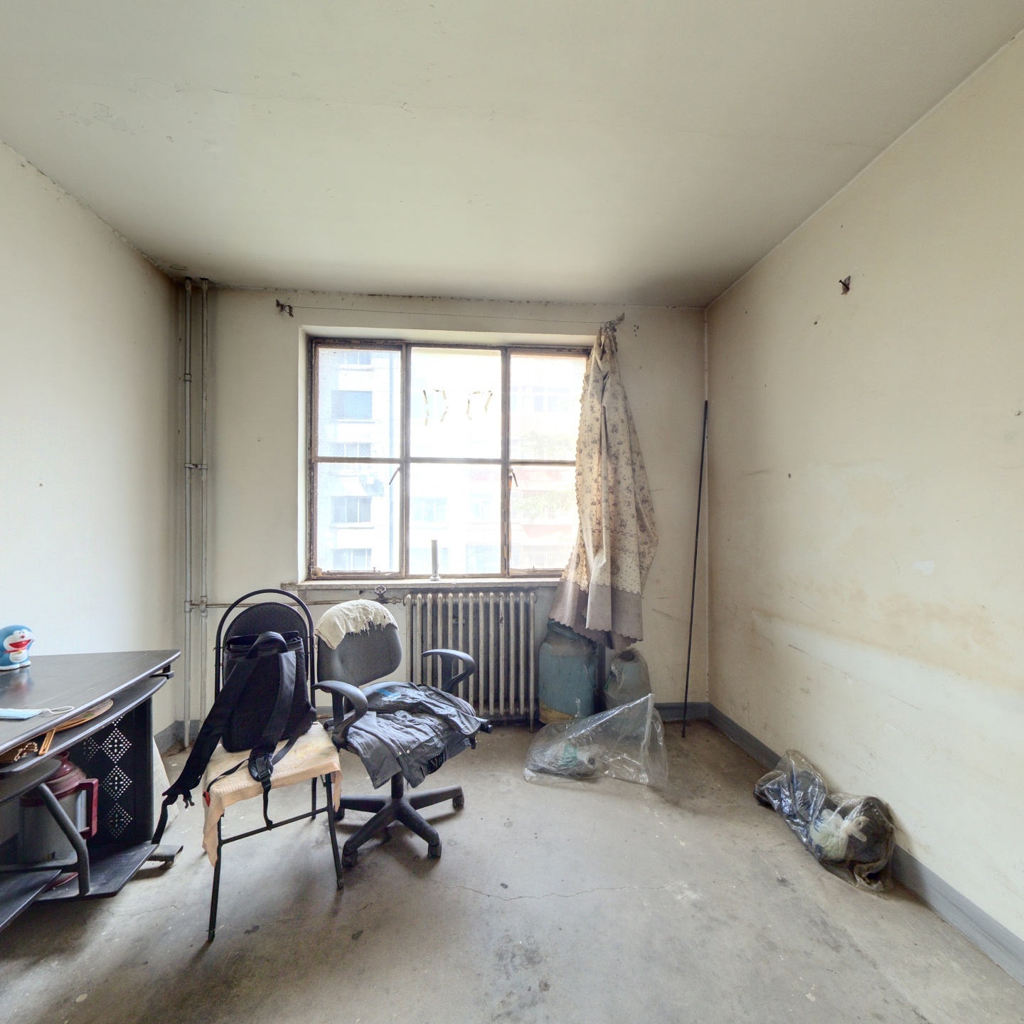 本房所在社区大约30栋楼，园林社区，有健身器材和滑梯