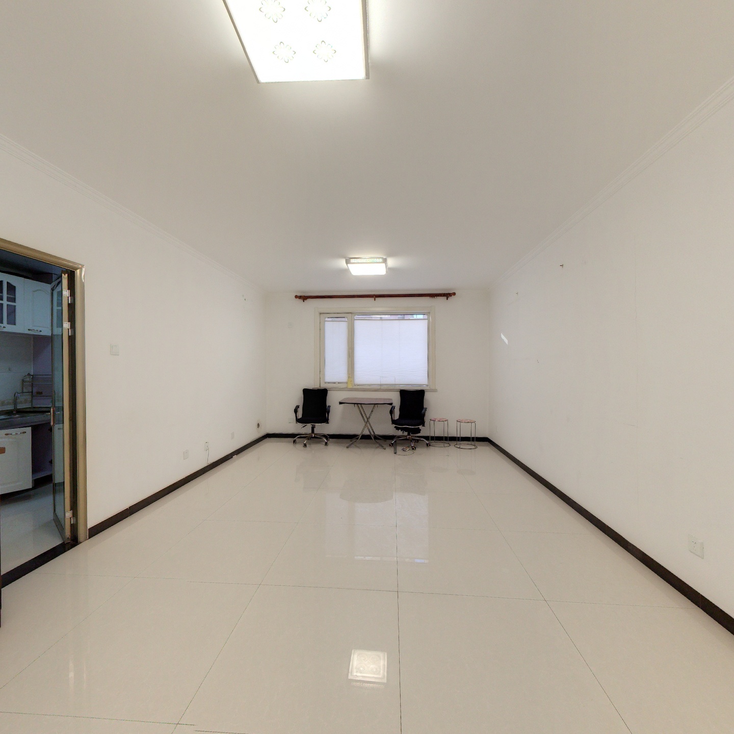 钻石广场小区，精装未住大两居，楼层好出行方便