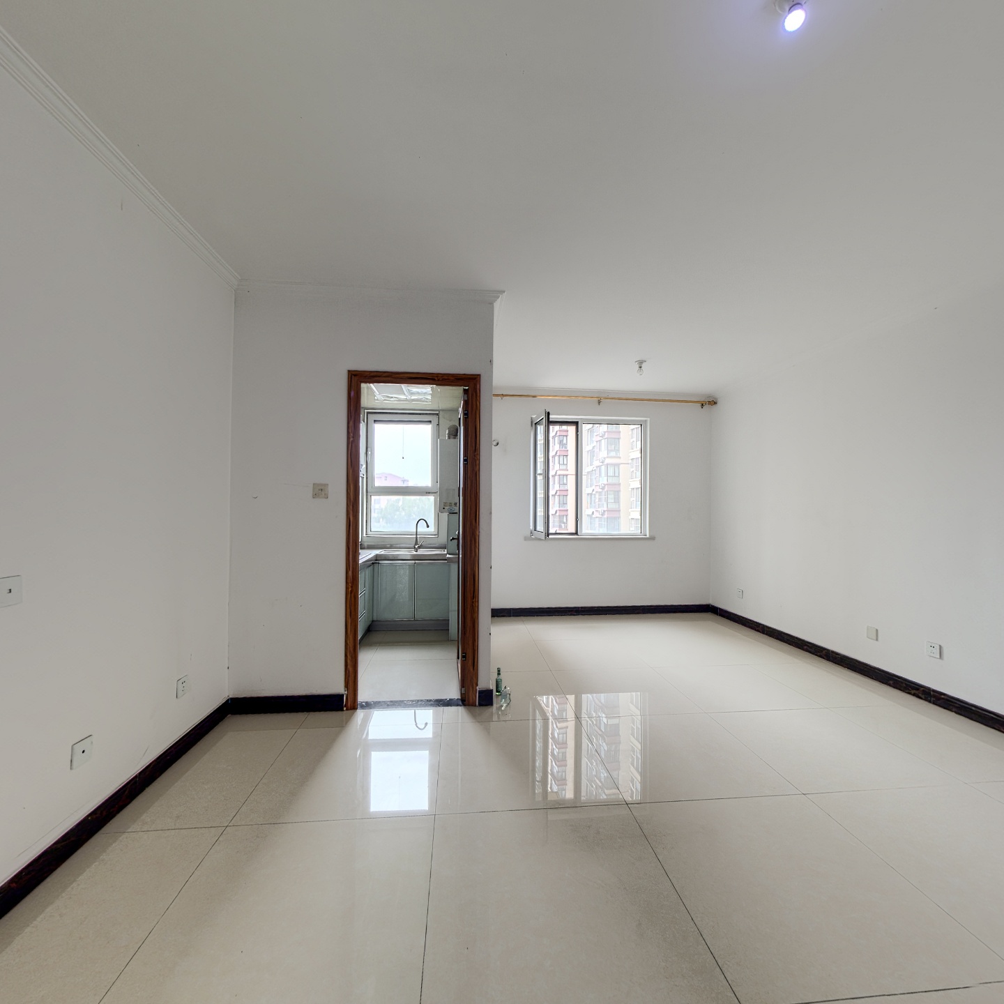 此房电梯房，中间楼层，西向通风好，干净整洁。。