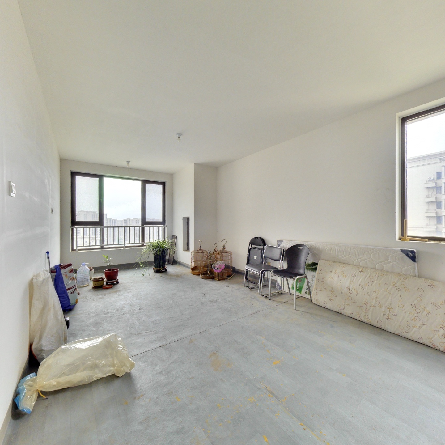 鸿坤理想湾西北朝向一居室，可贷款，证满二。