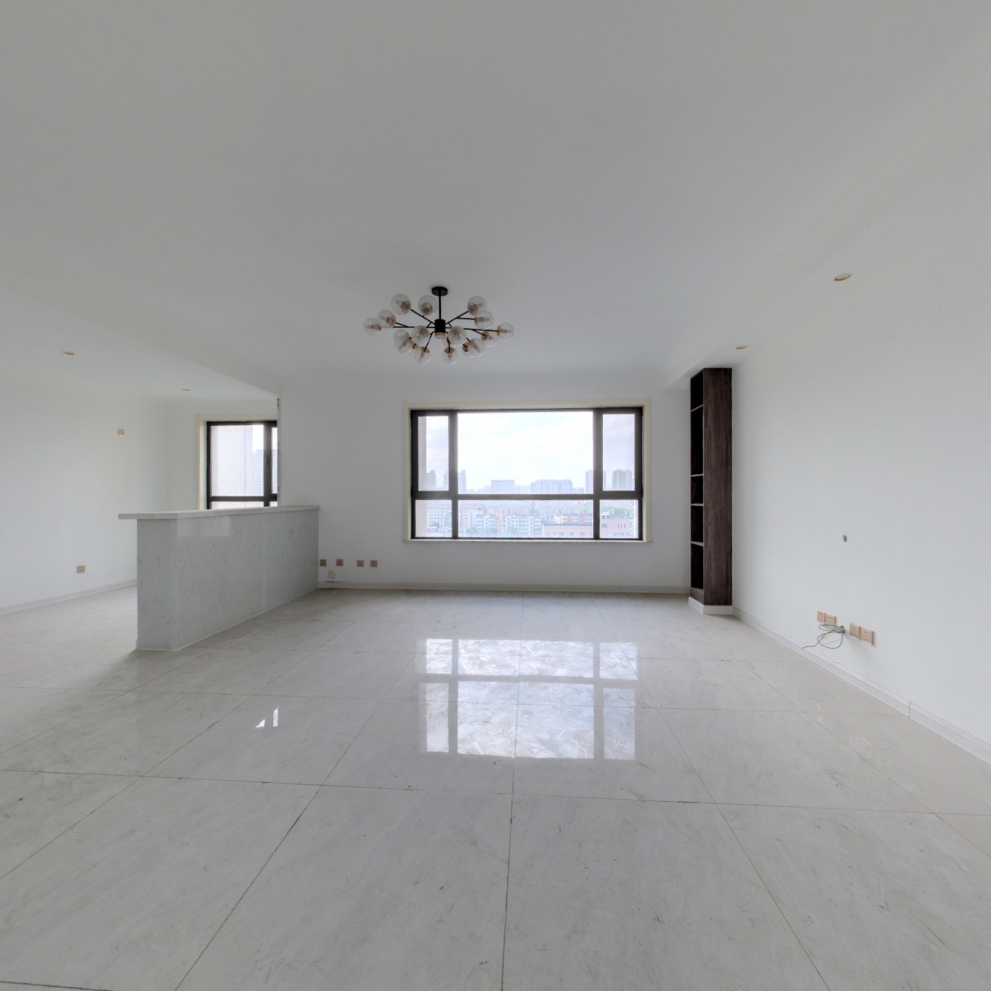 房子是大四室的劳斯莱斯户型，是潍坊人认可的开发商