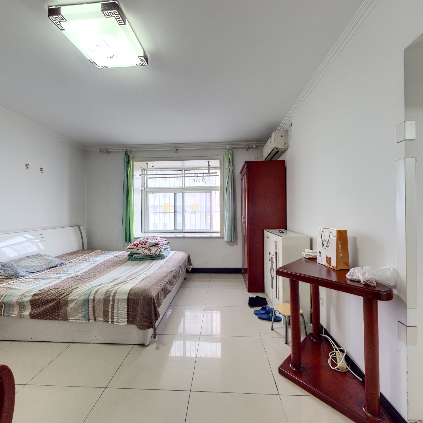 此房电梯房，中间楼层，采光充足