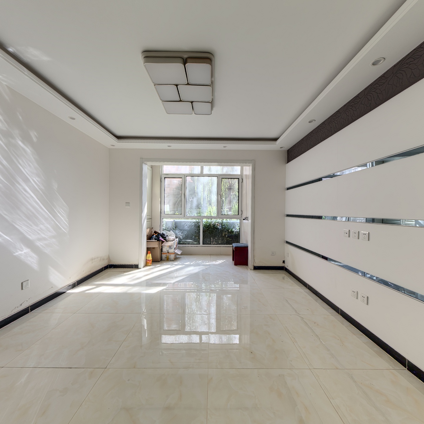 小区环境优美，人车分流，南北通透三居室带装修