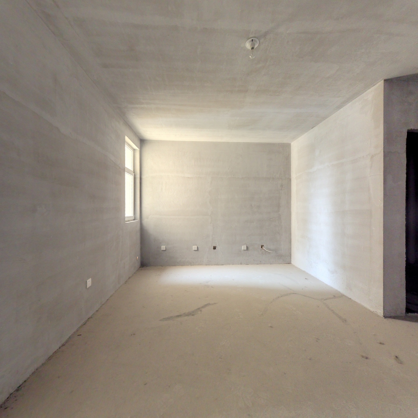 房子属于南向小三居，中间楼层，毛坯房