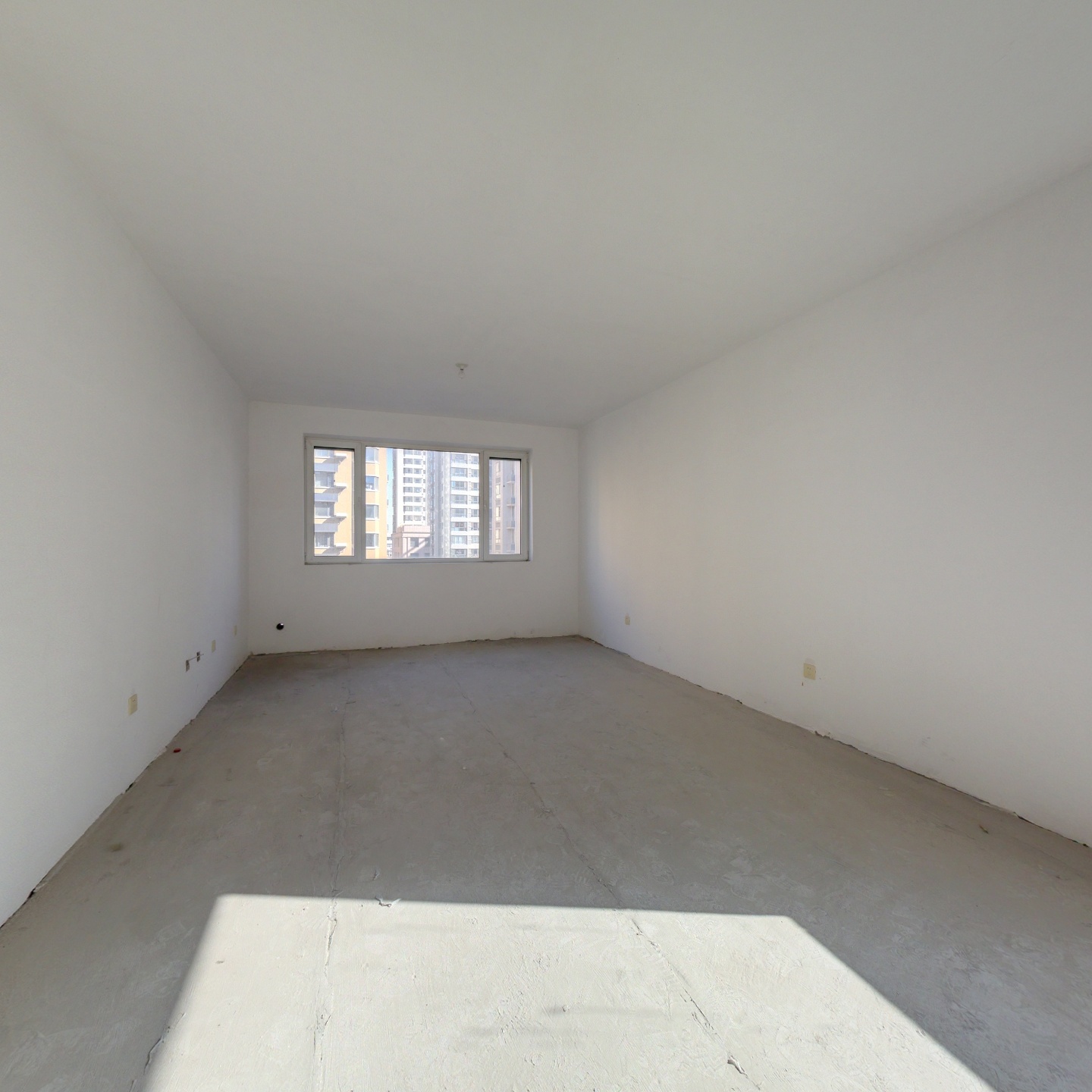 钻石商圈洋房毛坯房好楼层出售。