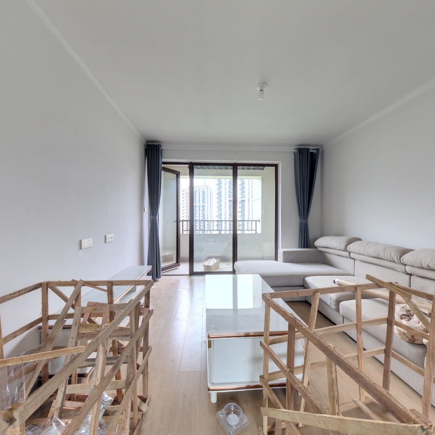 开发商带的装修，南北通透三阳开泰户型 。