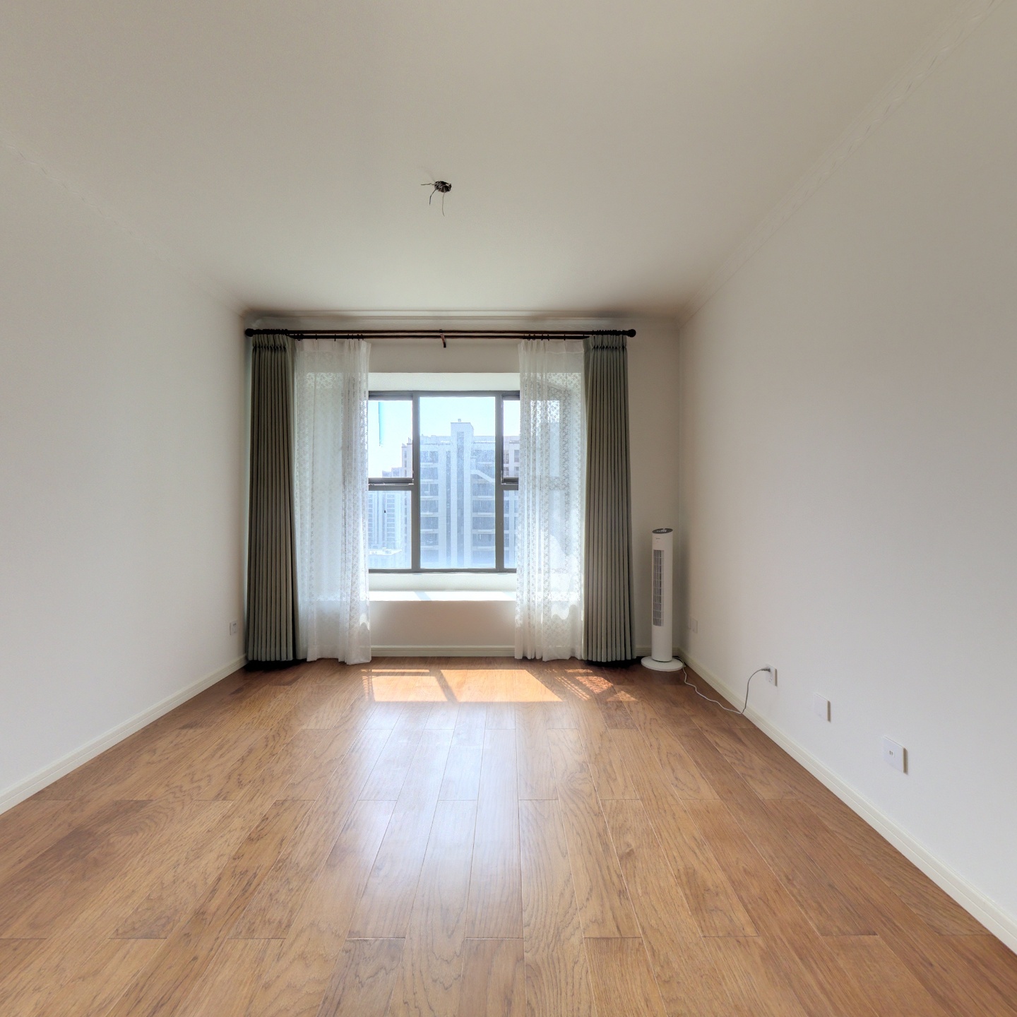 本房是经典的四叶草户型，南北通透，双明卫，好楼层。