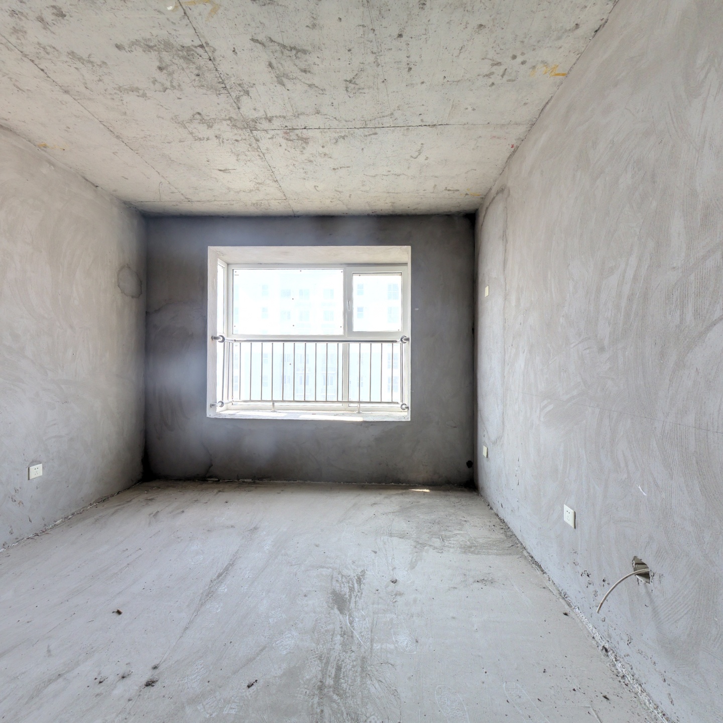 此房位于华阳路交通便利，电梯房，中间楼层