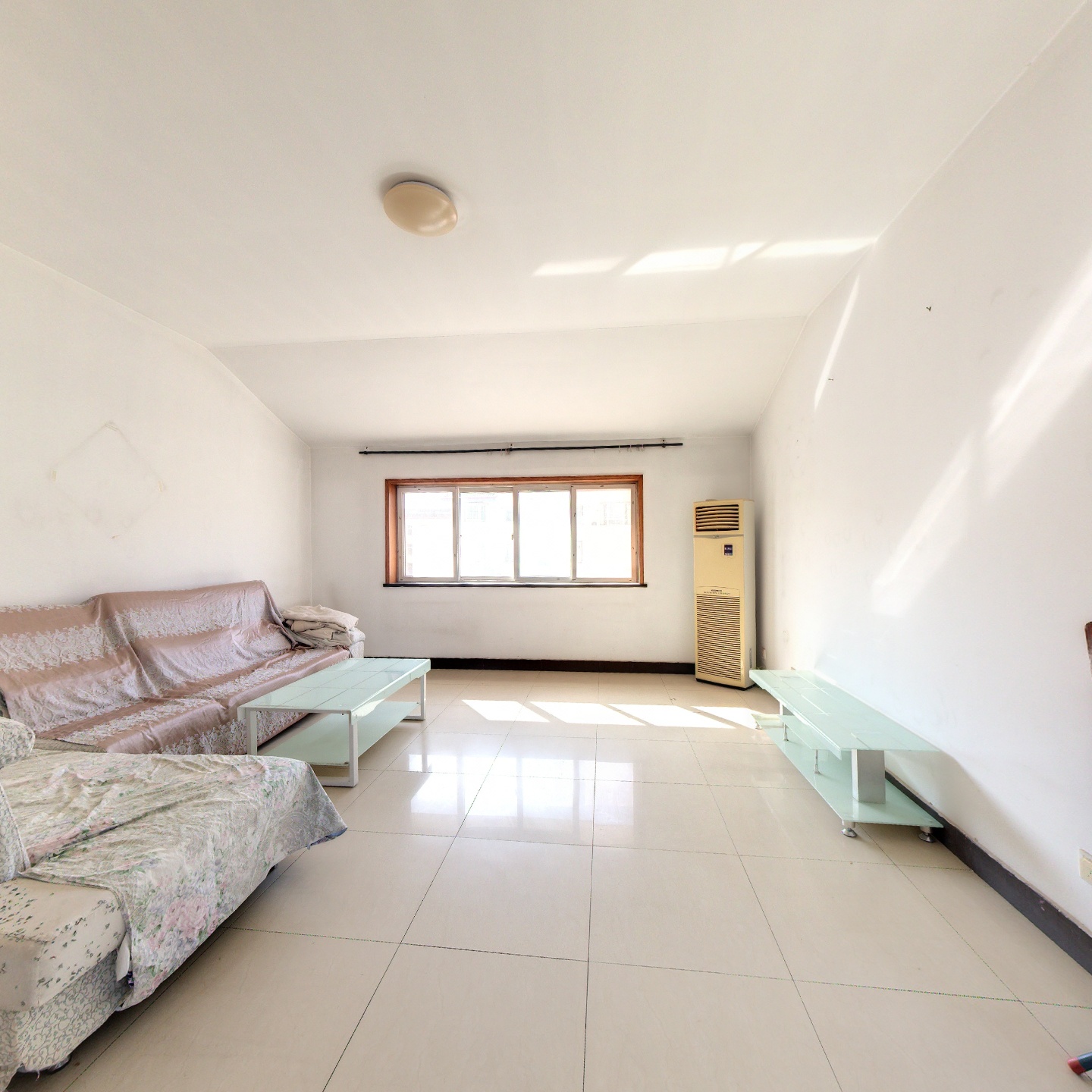 户型方正，客厅主卧朝阳不挡光，北侧大露台视野好