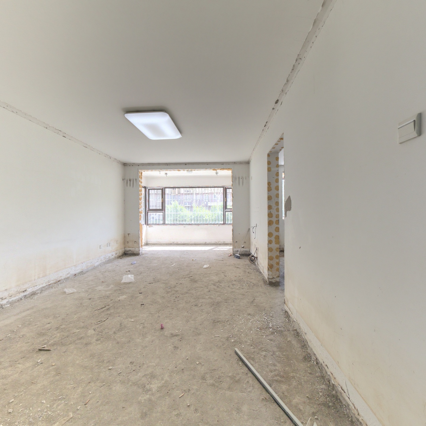 平安D区，全南两居室，阳光挺好的，新换的窗户，满五