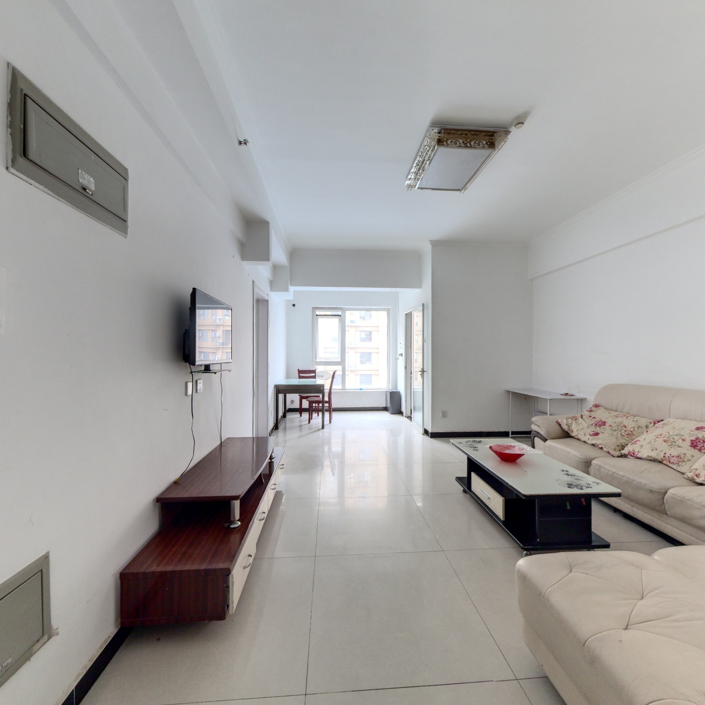 钻石商圈集中供暖全南两居出行购物方便