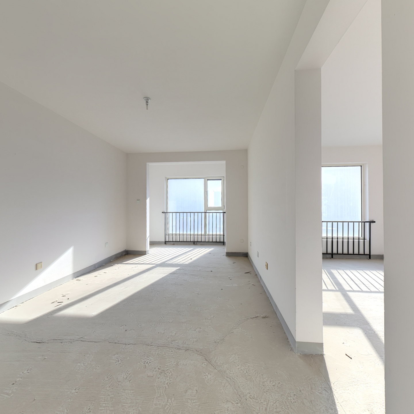 厅带阳台 10号楼2居 满二 毛坯 中层 02户 全天采光好