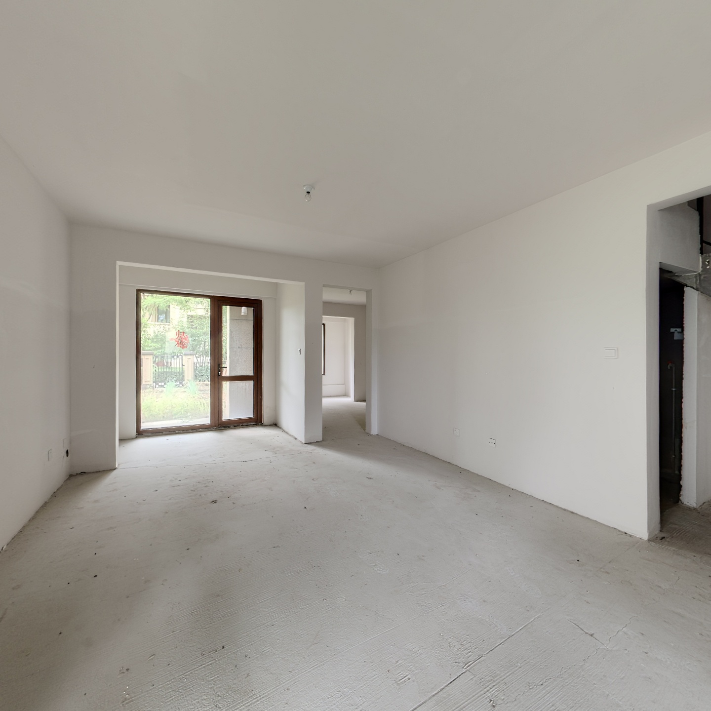 码头商圈下叠带院子边户 毛坯随意装修 有钥匙看房方便