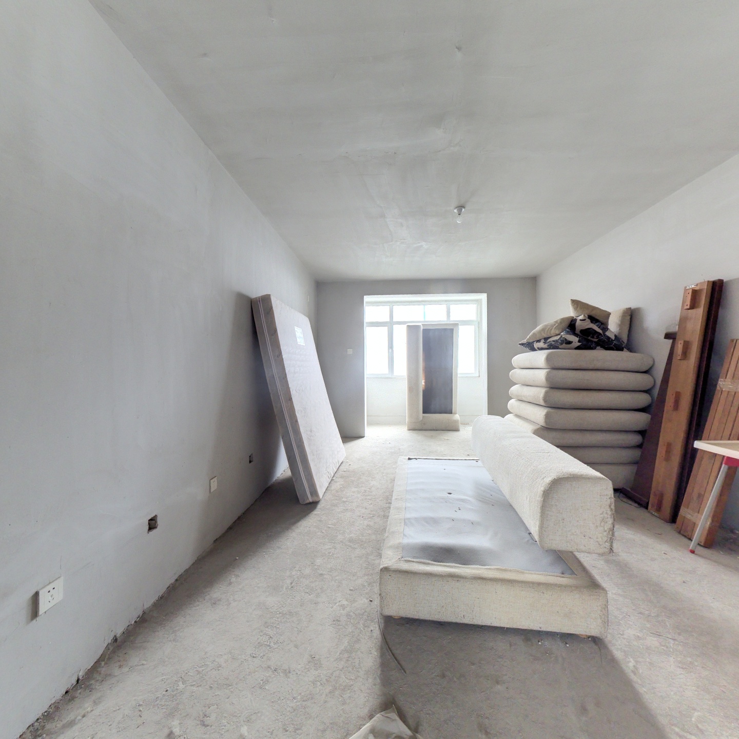 此房满四年了，采光好，视野好，南北通透两居室，毛坯