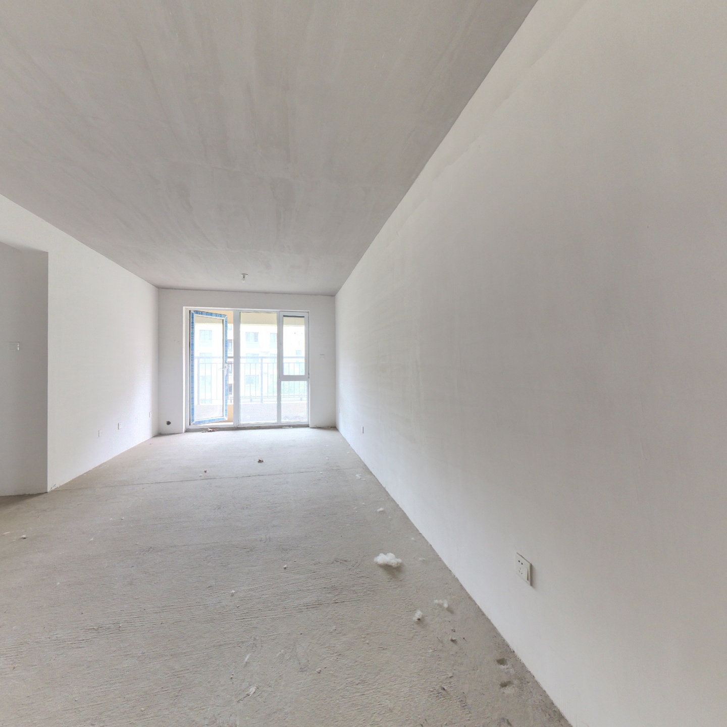 桃源新都孔雀城。南北通透三居，中高楼层，采光通风好