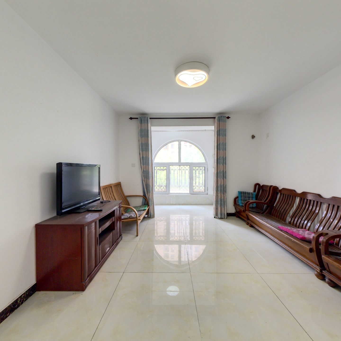 房本满二  南北通透三居室  价格合理   整洁干净