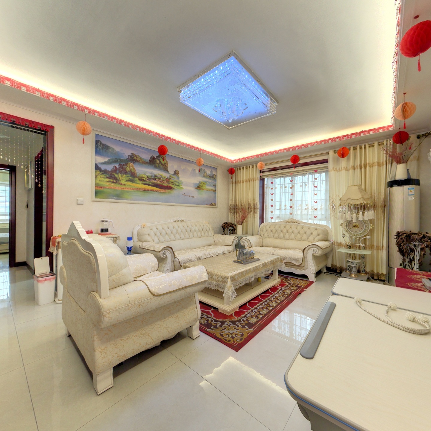 电梯7楼，精装婚房，136平，三室，拎包入住，随时看房