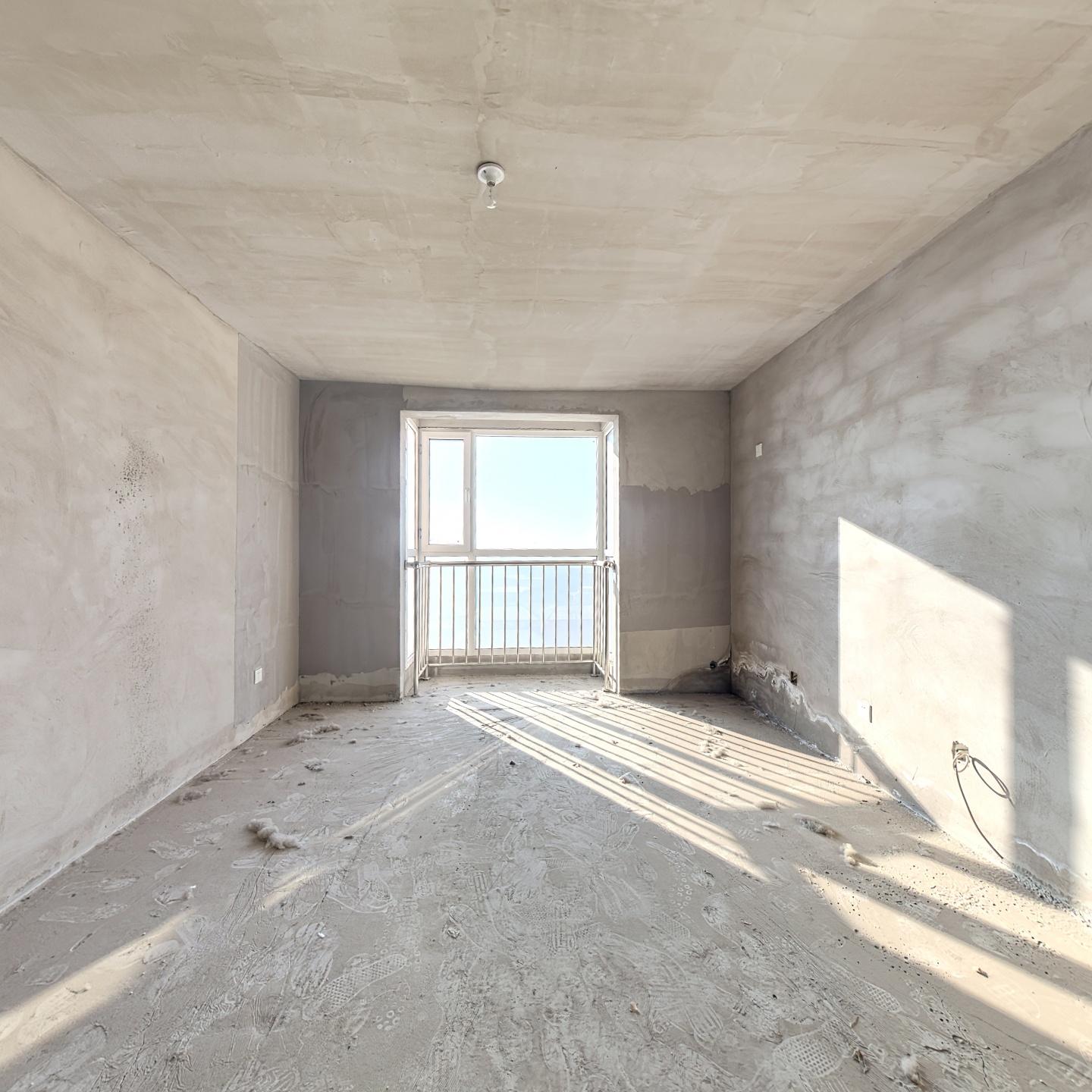 70年大产权，朝南向的毛坯房。