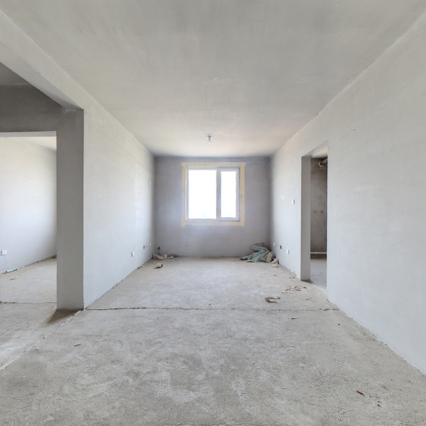 房产证满5年，毛坯房，可以随意装修