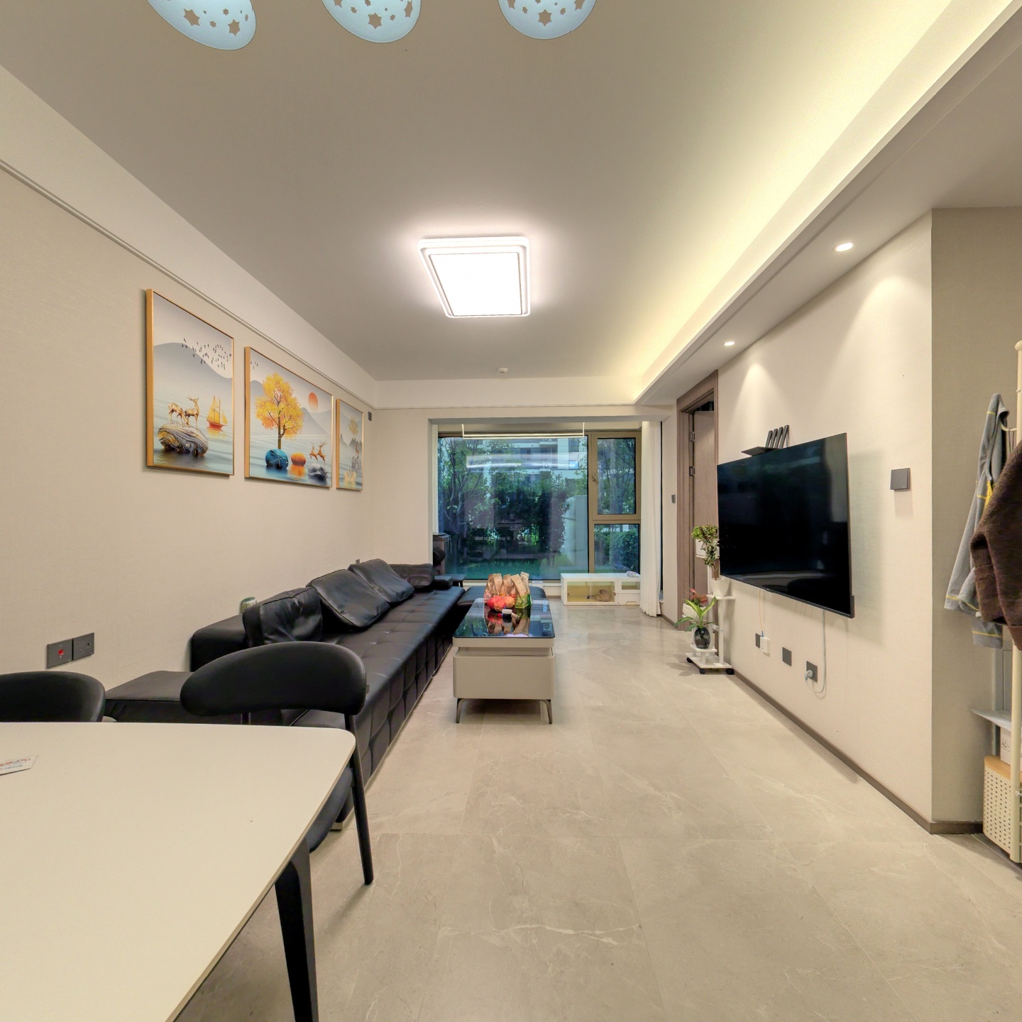 此房是商品房，樓層好，落地陽臺(tái)，采光視野良好