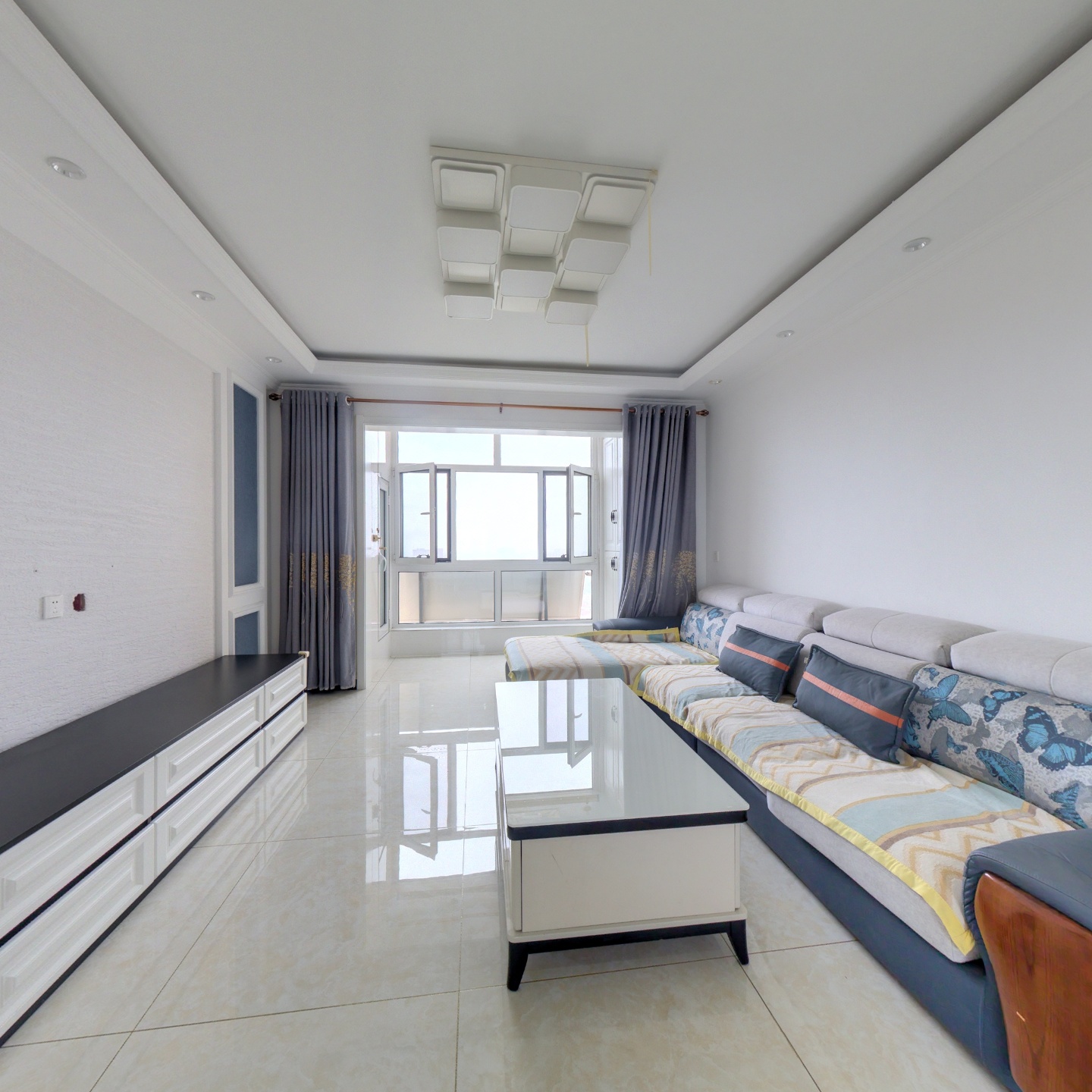 房子南北通透三居室，房本満二，拎包入住。