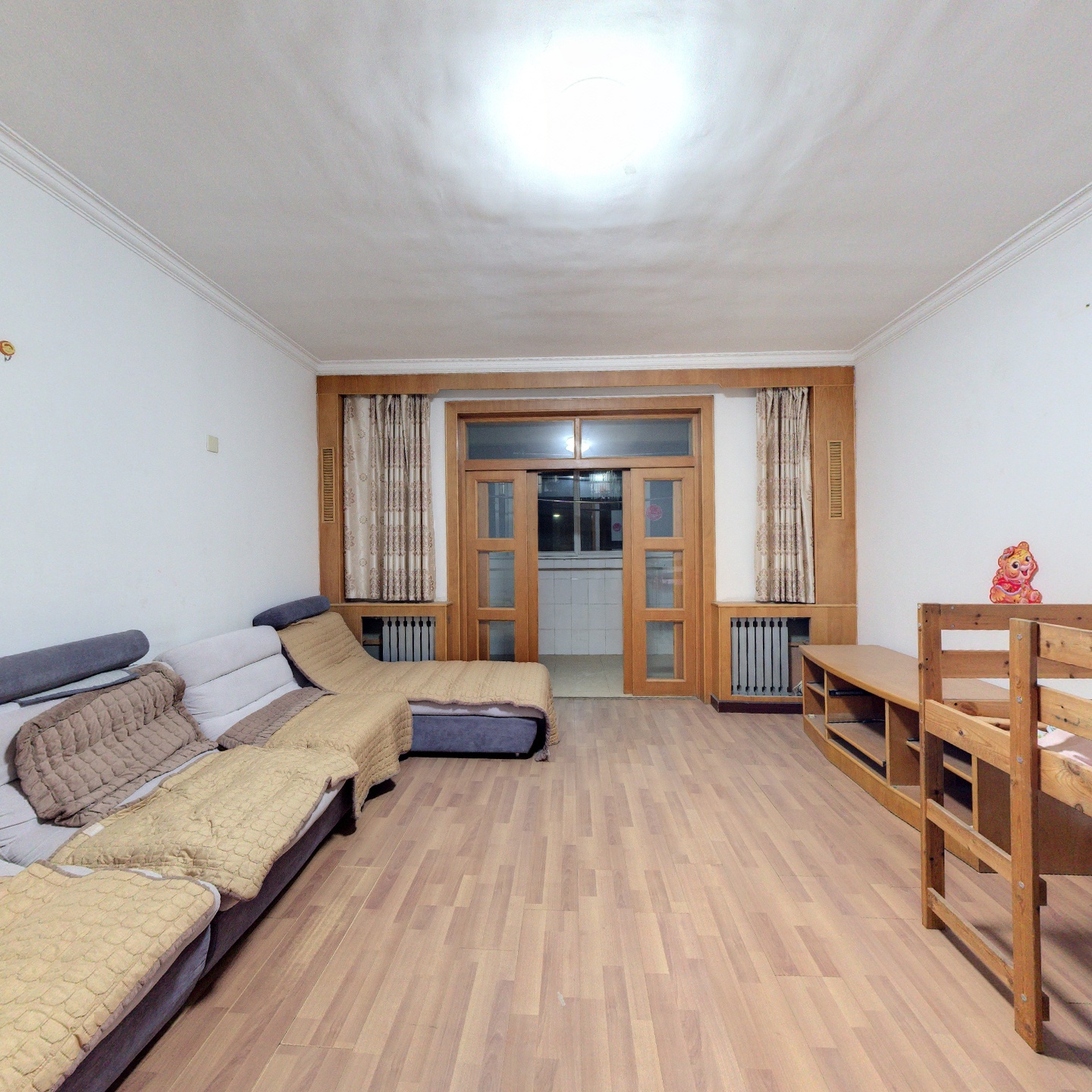 平安大街的板楼南北通透三居室85万