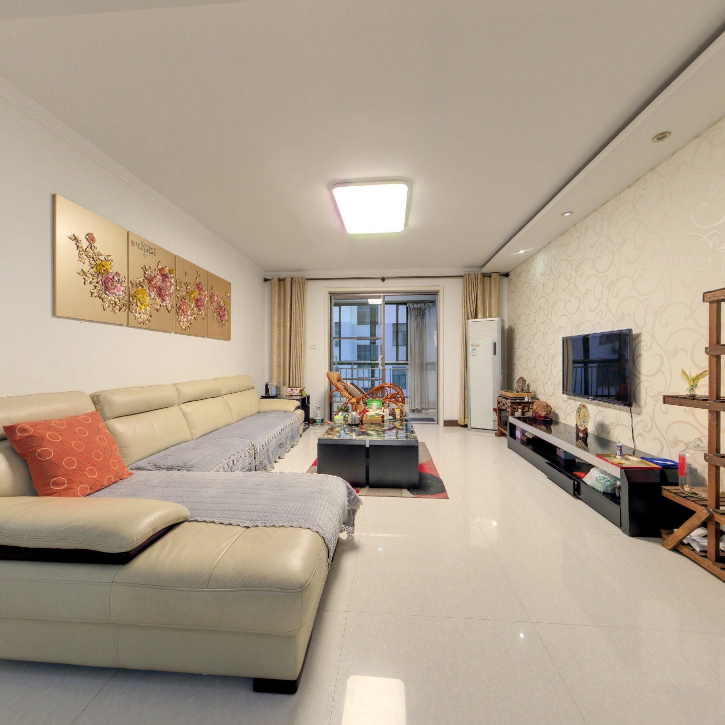 转盘旁2楼，142平，三室，带车库，通透户型，随时看房