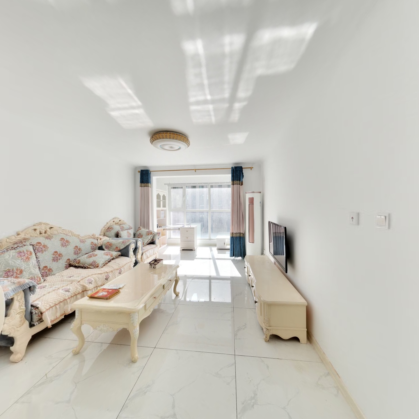 70年大产权，一梯两户中间楼层小洋房