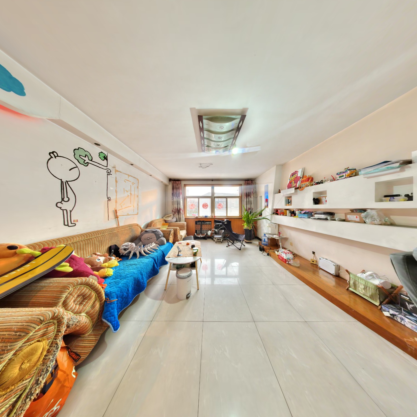 此房板楼，中间楼层，房本满二。