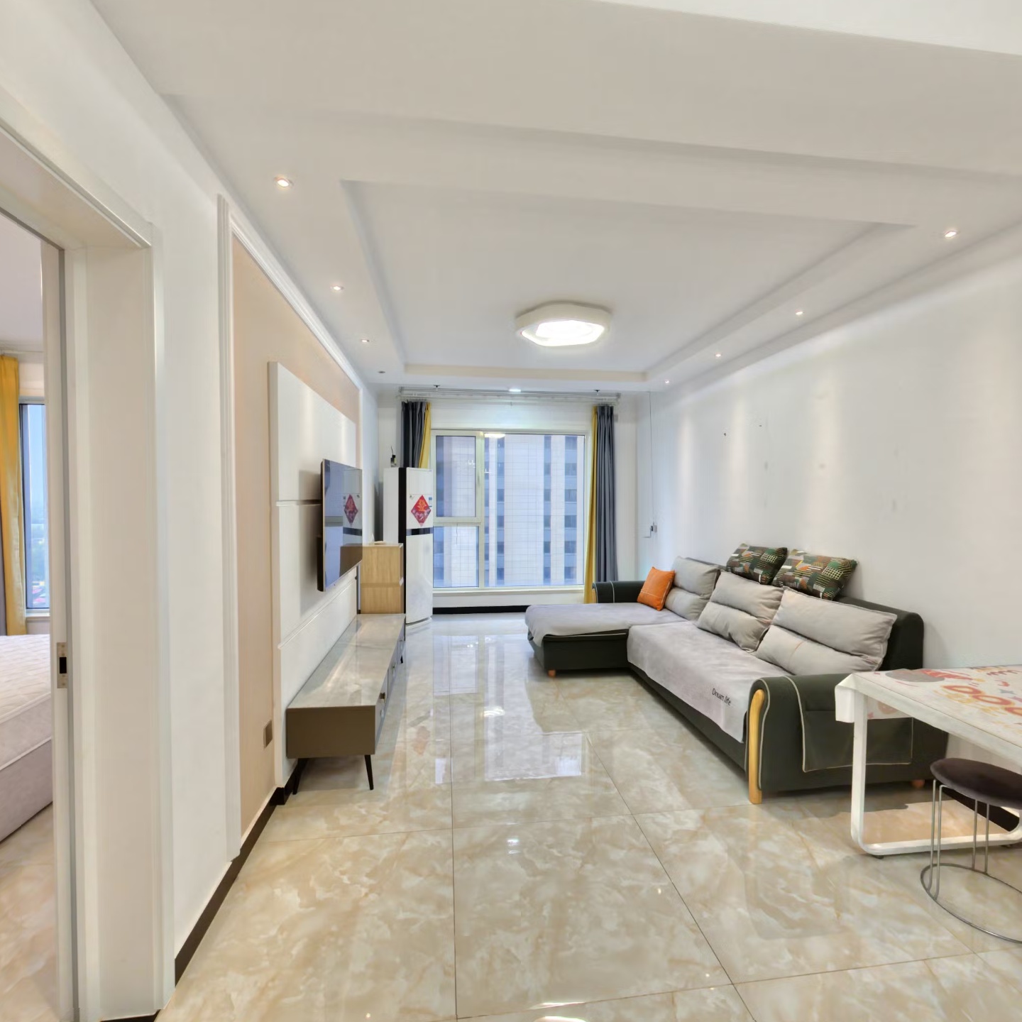 店长推荐，本商圈精装修婚房，自住标准现代装修，诚意