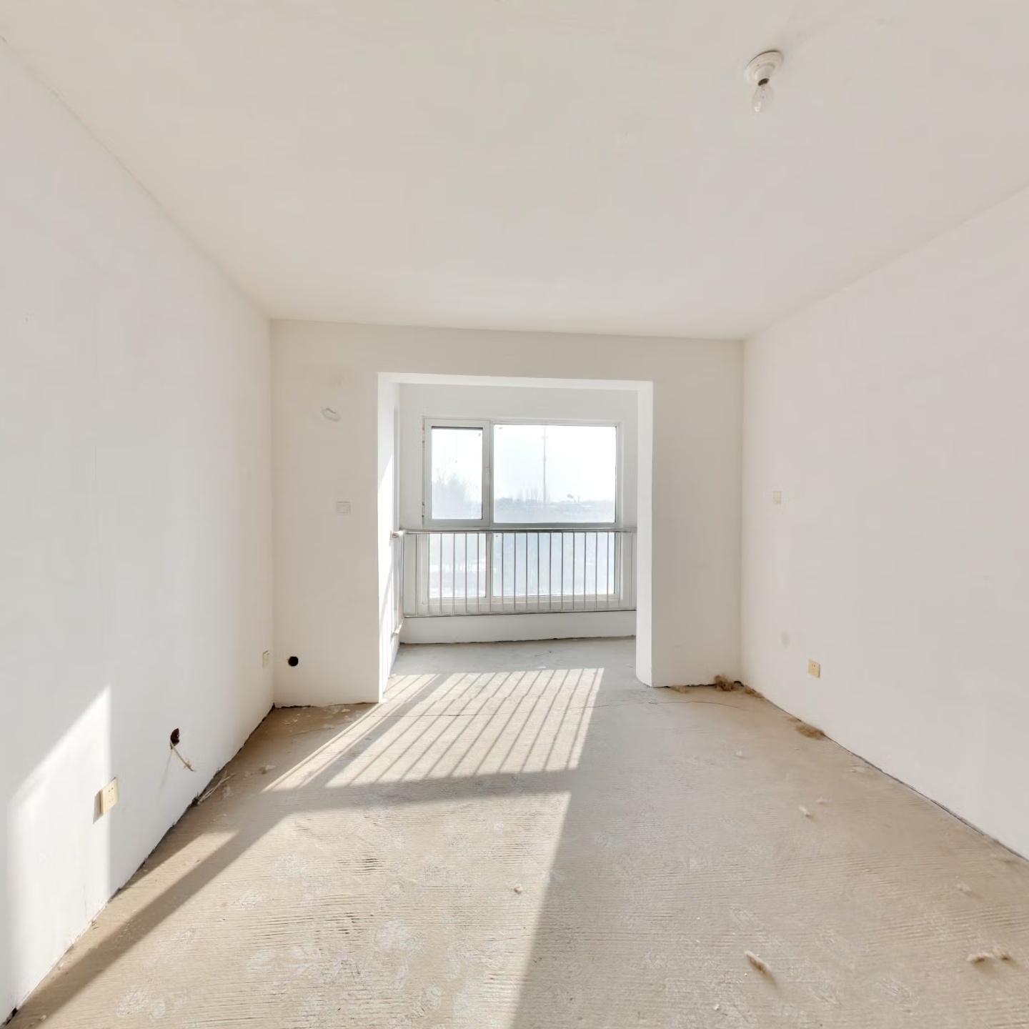 户型方正，毛坯，全天采光，交通便利