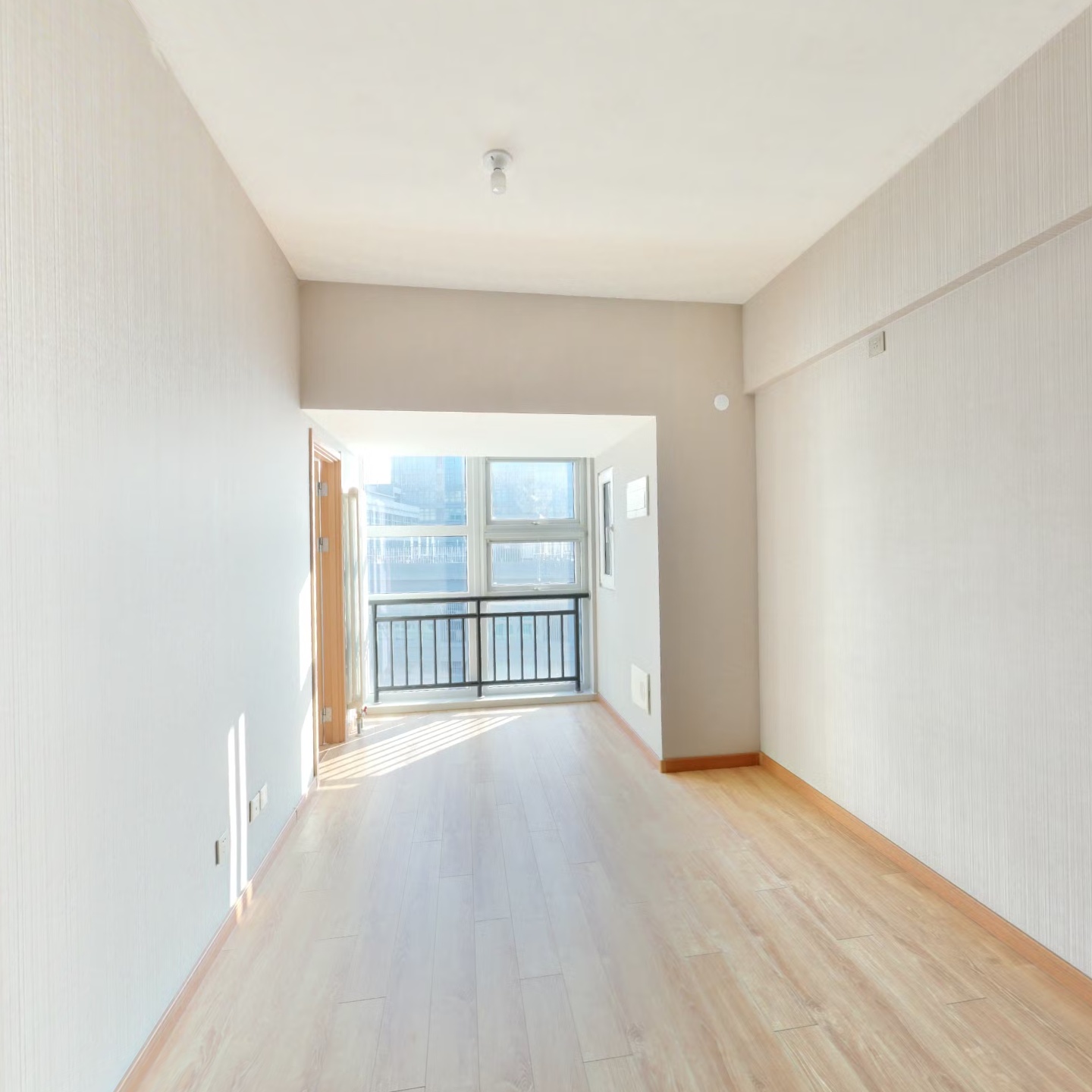 万科朝东向两居室.采光好.税费低