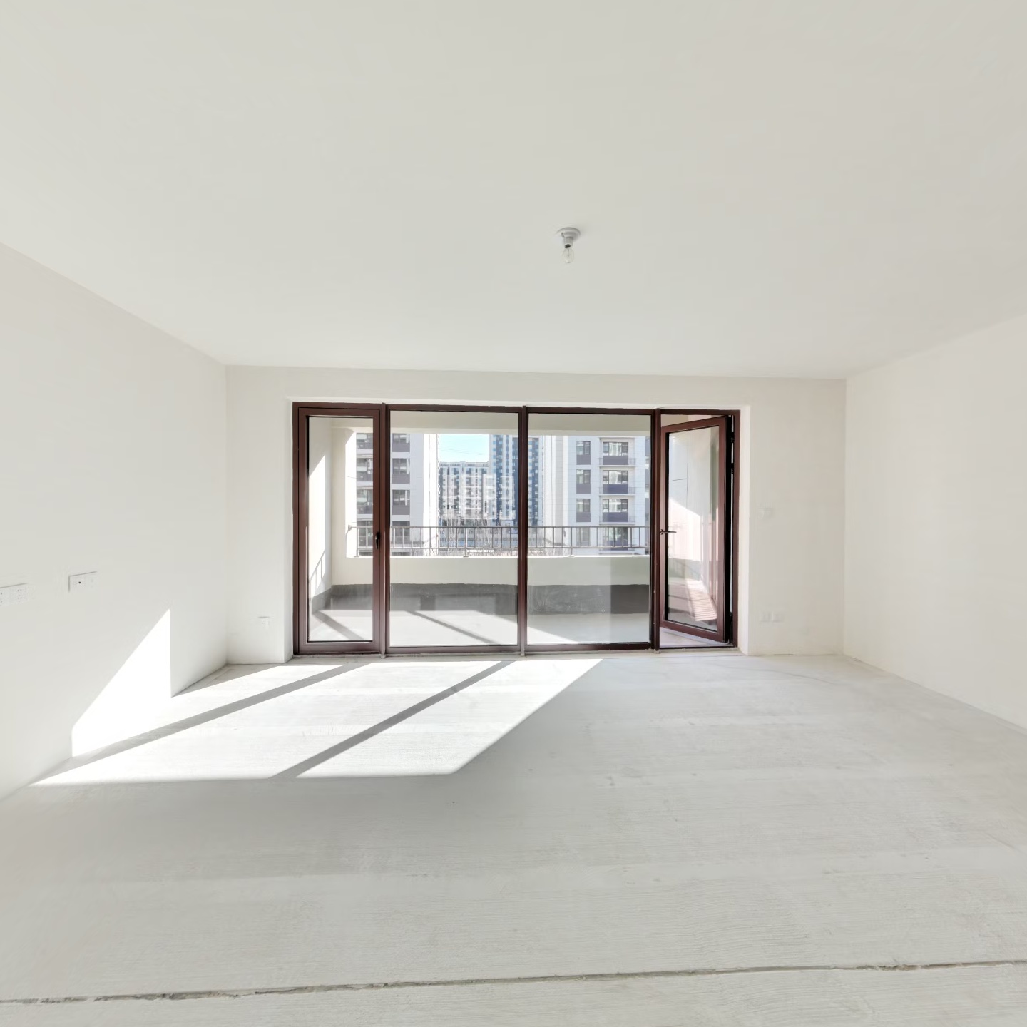 三面朝南的户型，采光面更广，冬天暖和。